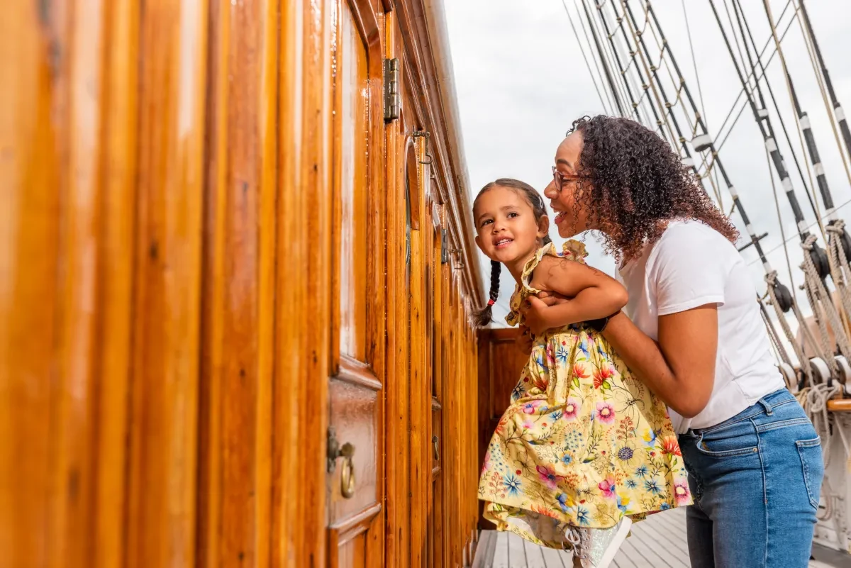 A woman and child look at Cutty Sark